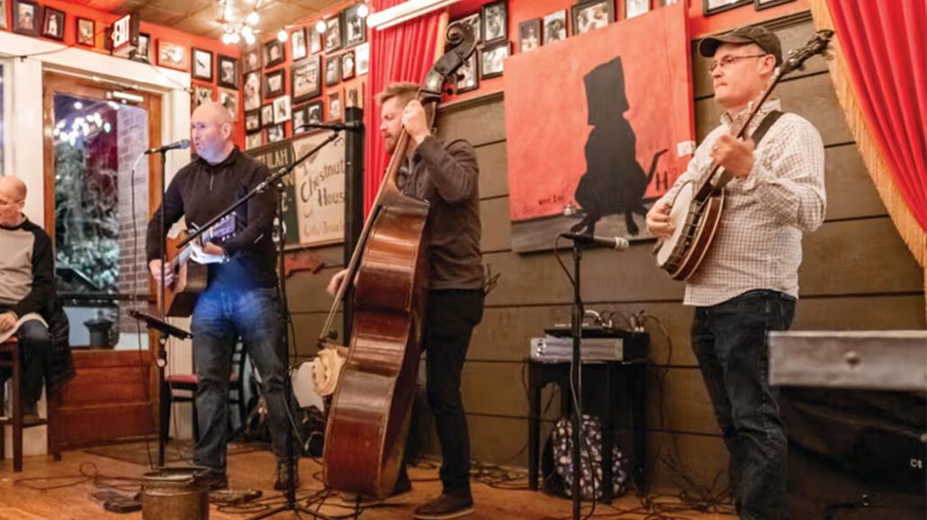 highlands-nc-live-music-ugly-dog-pub-bluegrass-wednesday