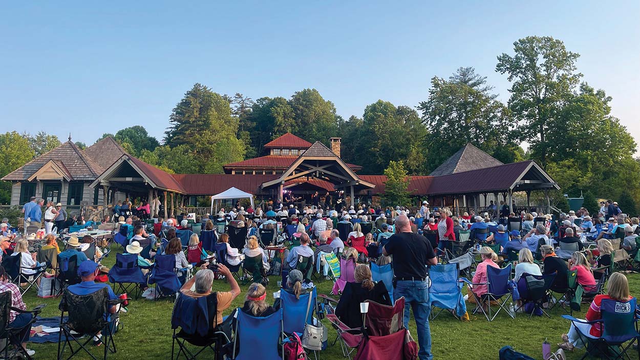 cashiers-nc-live-crowd