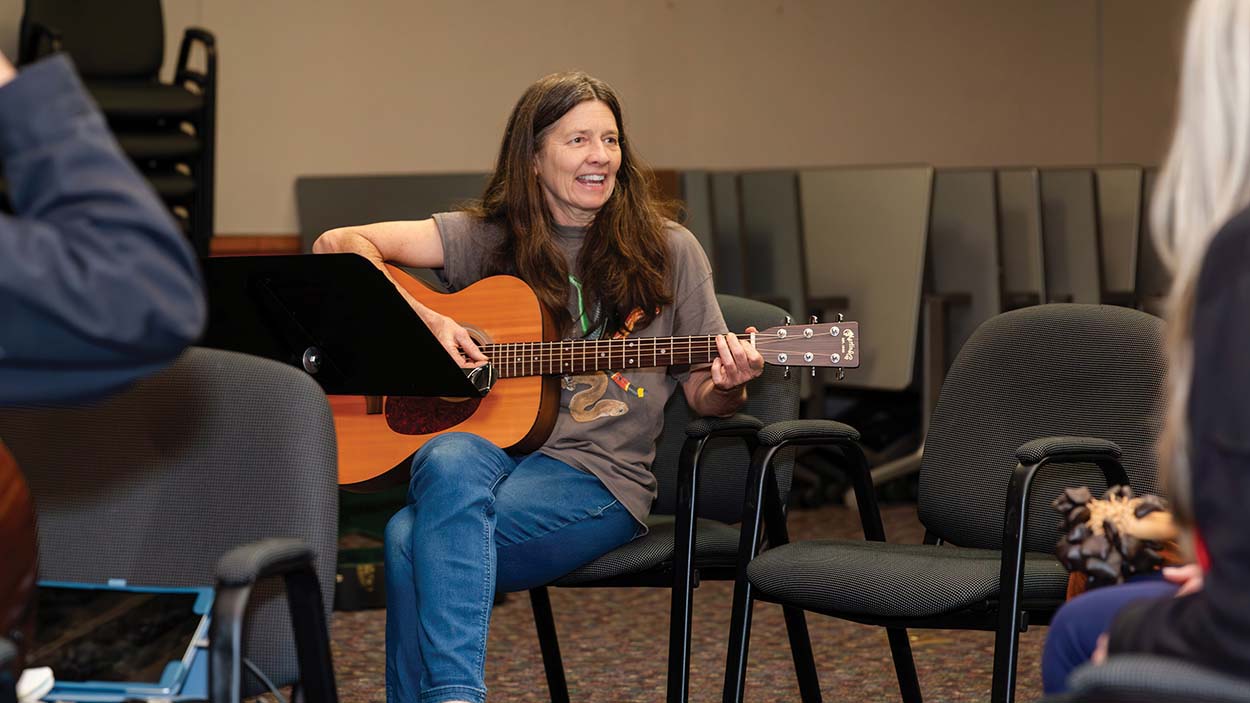 cashiers-nc-community-jam-guitarist