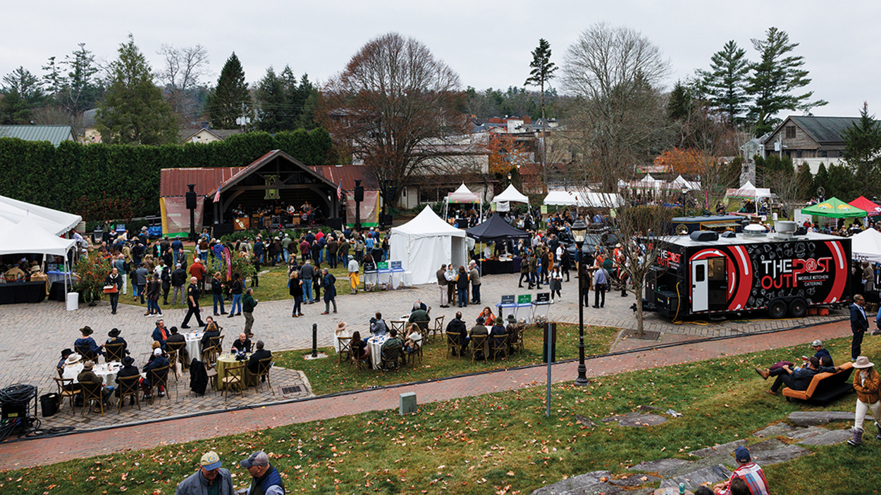 highlands-nc-food-wine-stage-crowd