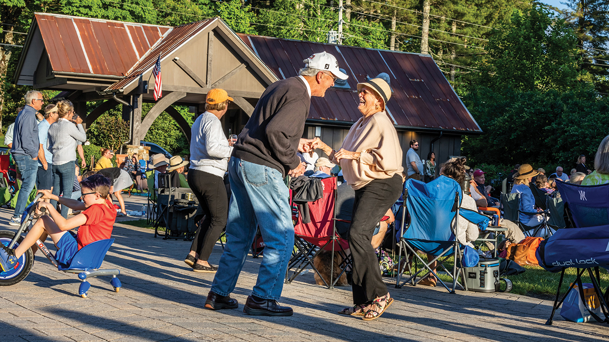 highlands-nc-outdoor-music-kelsey-hutchinson-founders-park-saturdays-on-pine-dancers