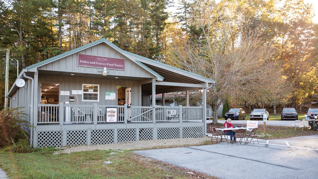 cashiers-nc-fishes-loaves-exterior