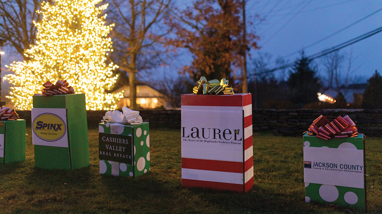 cashiers-nc-village-green-christmas-lights-laurel-box