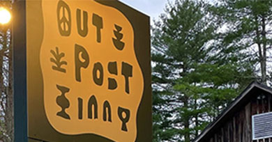 highlands-nc-outpost-inn-exterior-sign