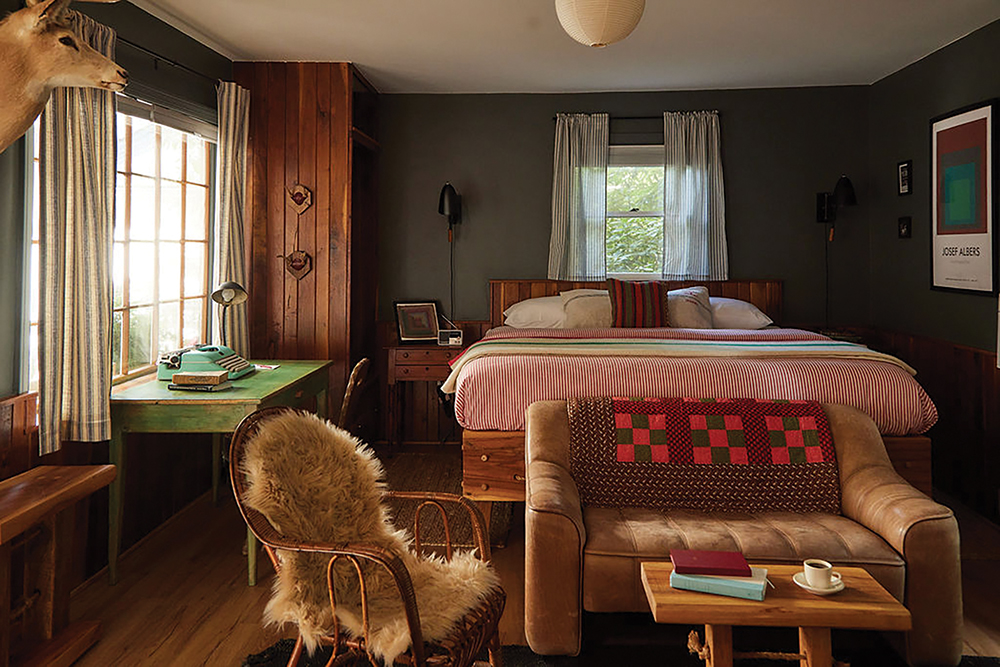 highlands-nc-outpost-inn-bed