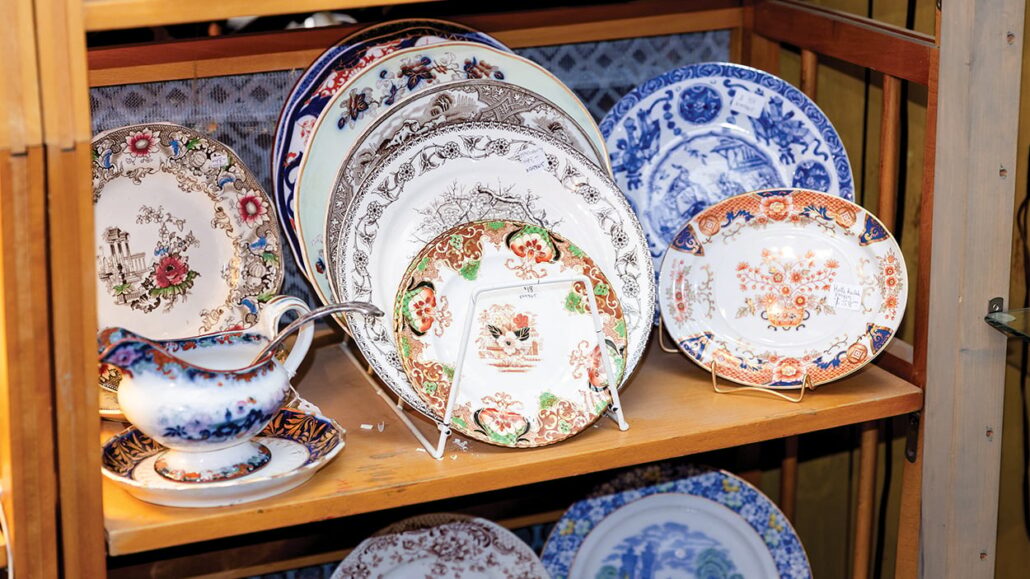 highlands-nc-shopping-mirror-lake-antiques-dishes