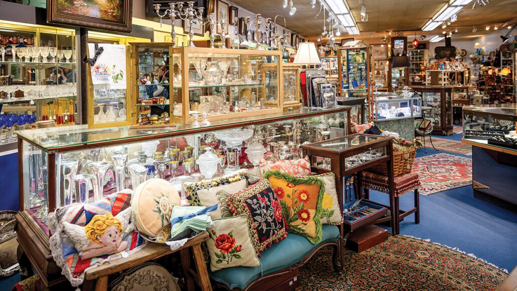 highlands-nc-shopping-mirror-lake-antiques-interior