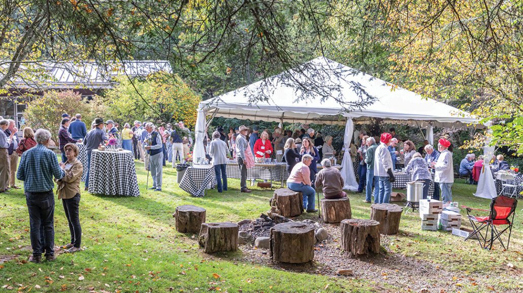 highlands-nc--on-the-half-shell-crowd