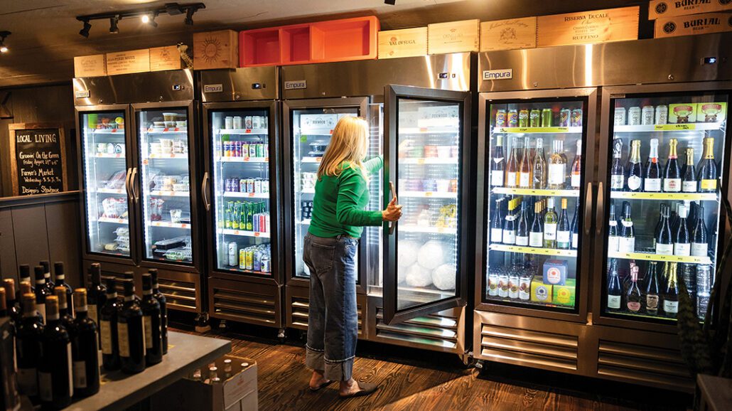 cashiers-nc-resturant-duck-hawk-provisions-browsing