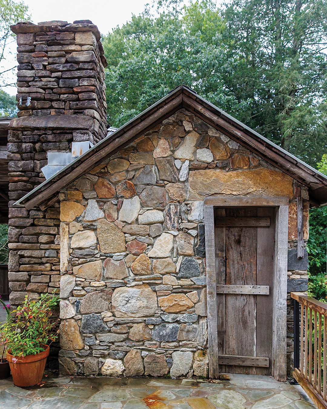 highlands-nc-flat-mountain-farm-rock-side