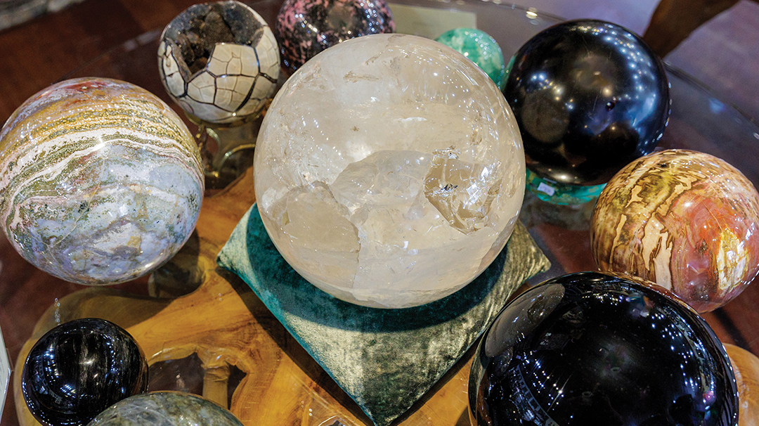 highlands-nc-shopping-silver-eagle-globes