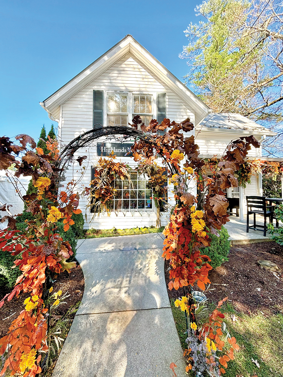 highlands-nc-wine-shoppe-fall-leaves
