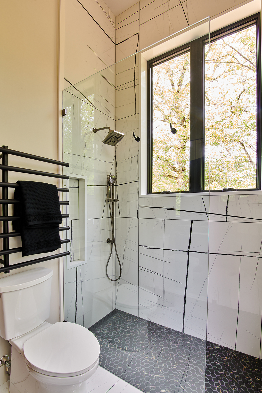 highlands-nc-black-rock-builders-bath-window