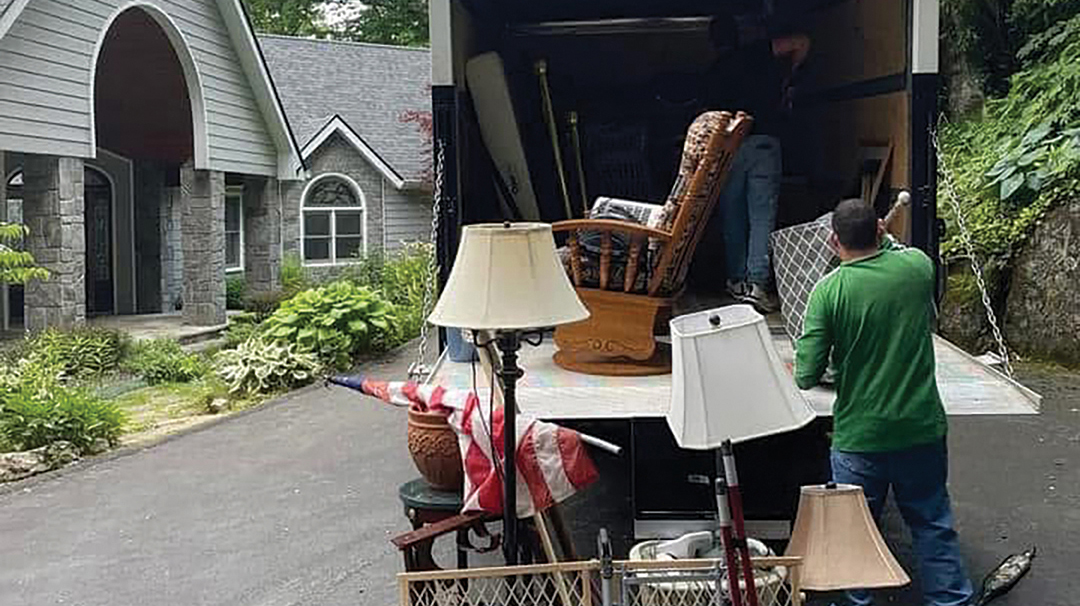 highlands-nc-mountain-findings-unloading-truck