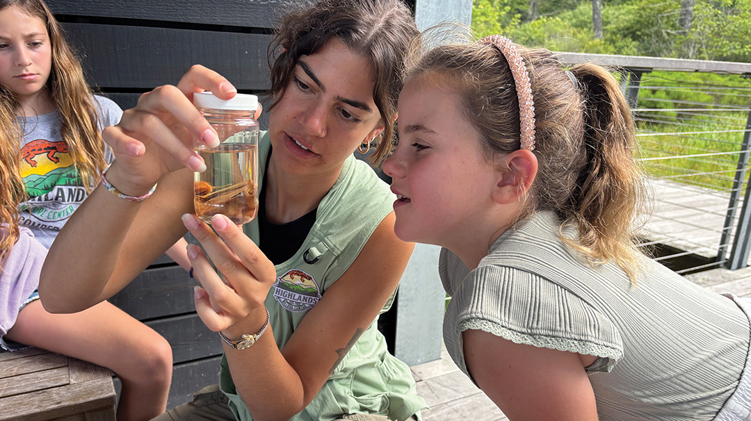 highlands-nc-biological-station-Paige_teaching_young_explorers