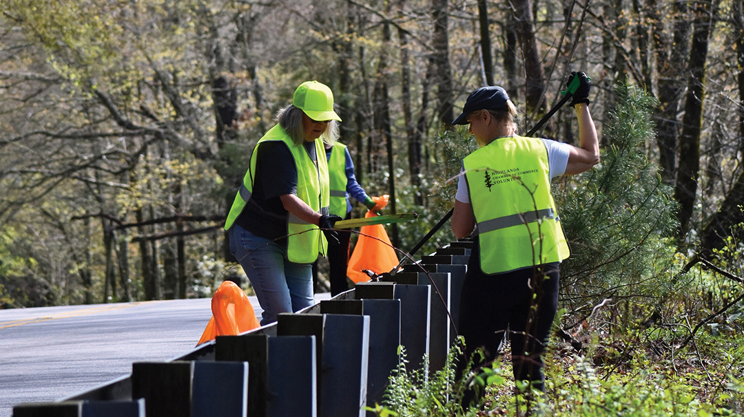 highlands-nc-plateau-pickup-volunteers.jpg