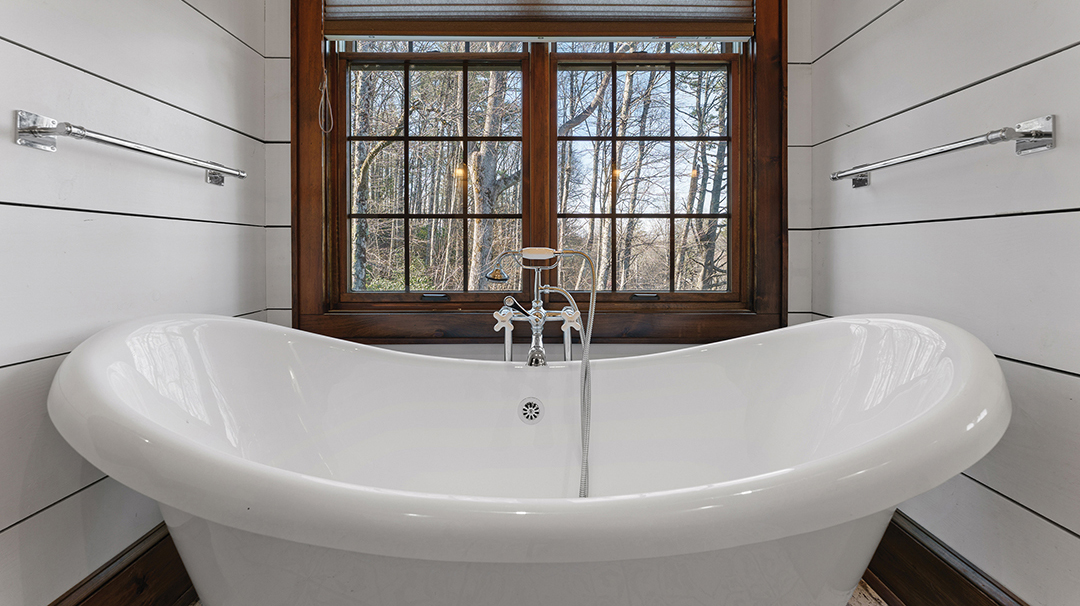 highlands-nc-real-estate-andrea-gabbard-flat-mountain-white-tub