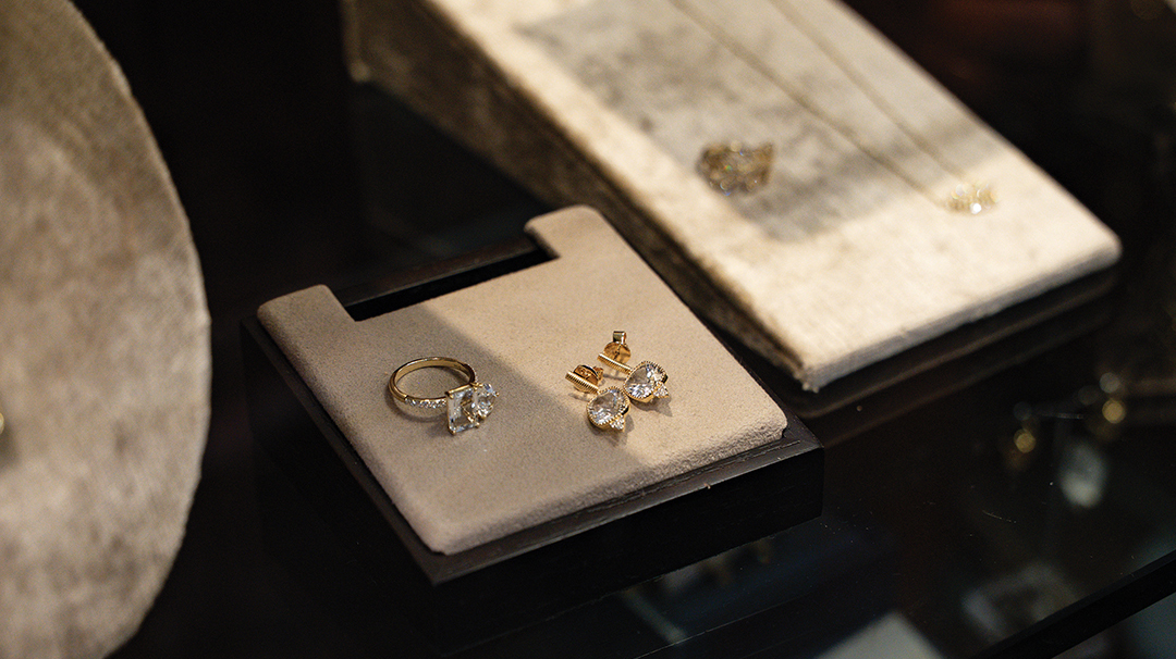 highlands-nc-shopping-acorns-jewelry