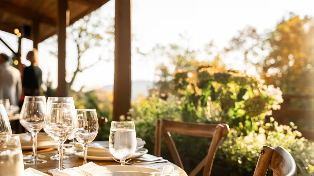 highlands-nc-dining-skyline-lodge-under-stars-on-rock-chef-dinner