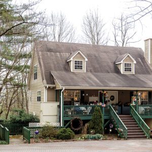 highlands-nc-shopping-peak-experience-exterior-another