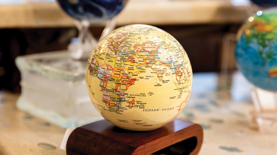 highlands-nc-shopping-peak-experience-globe