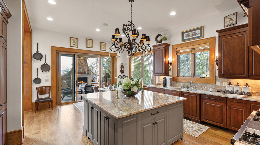 highlands-nc-home-for-sale-whiteside-view-kitchen