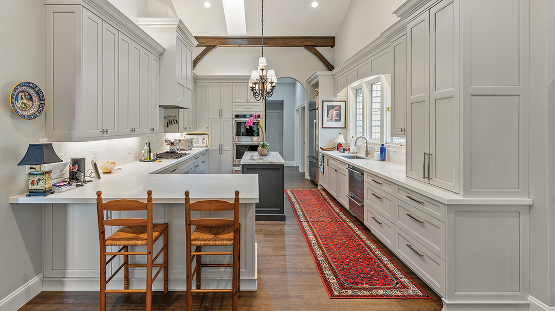 highlands-nc-home-sale-120-Ravenel-Point-kitchen