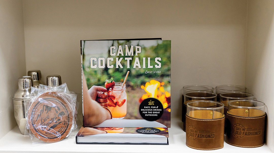 highlands-nc-shopping-deli-bodega-bull-camp-cocktails