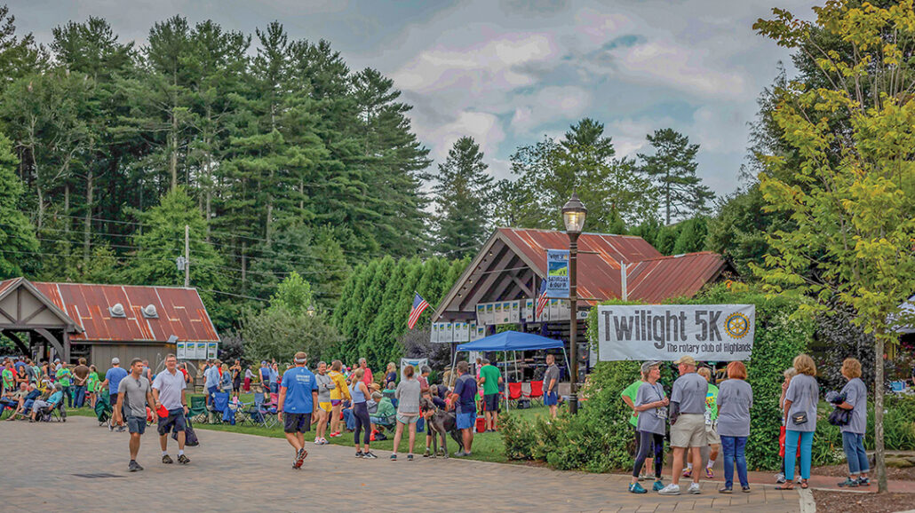 highlands-nc-twilight-5k-crowd