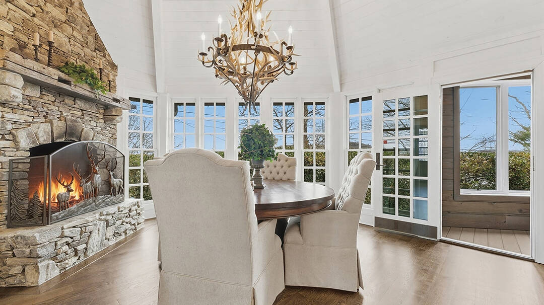 highlands-nc-home-for-sale-andrea-gabbard-dining