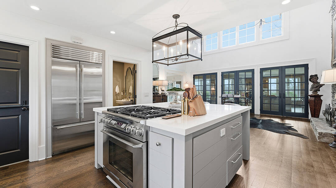highlands-nc-home-for-sale-andrea-gabbard-kitchen